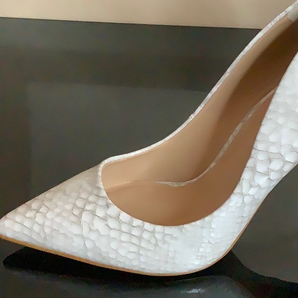 White crocodile print, pointy heels - Picture 8 of 10